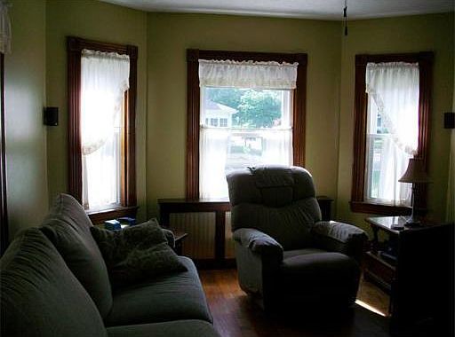 3rd image of 25 Holmes St