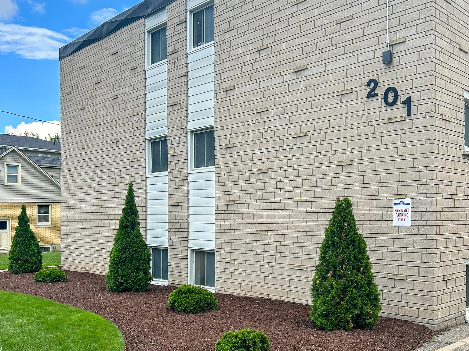 Erb Court Apartments - Choose your rent level - Call for Details - All utilities — Photo 2
