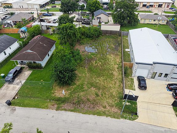 3rd image of 10034 Chickasaw Ln