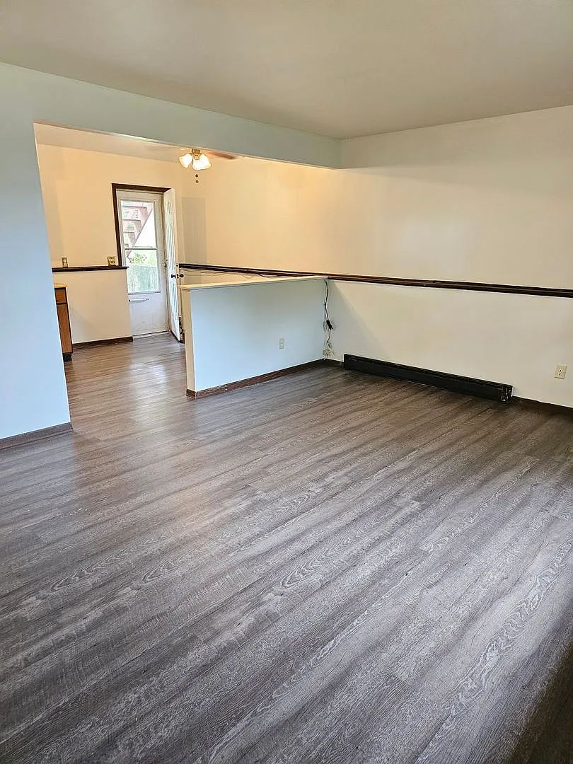 460-462 Pepper Ave — Photo 3