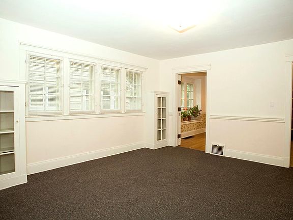 Note: Carpet has been removed and there is now refinished hardwood floors in the living and dining rooms.