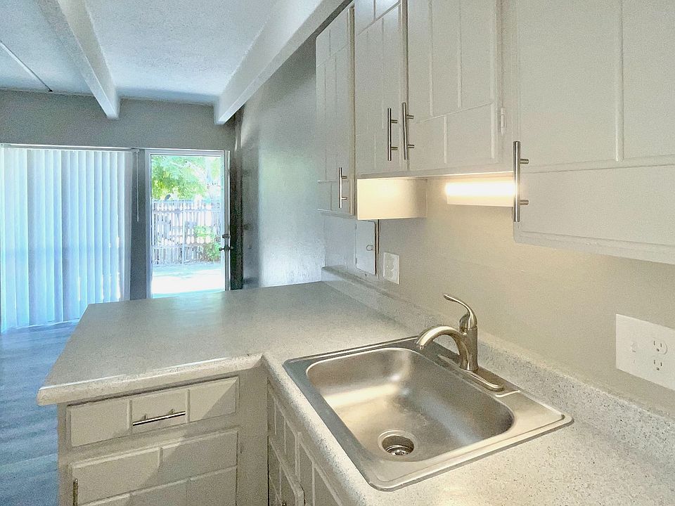 Kitchen/ Dining Room