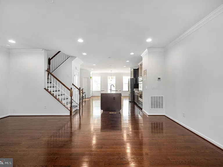 1319 Gilmore St — Photo 29