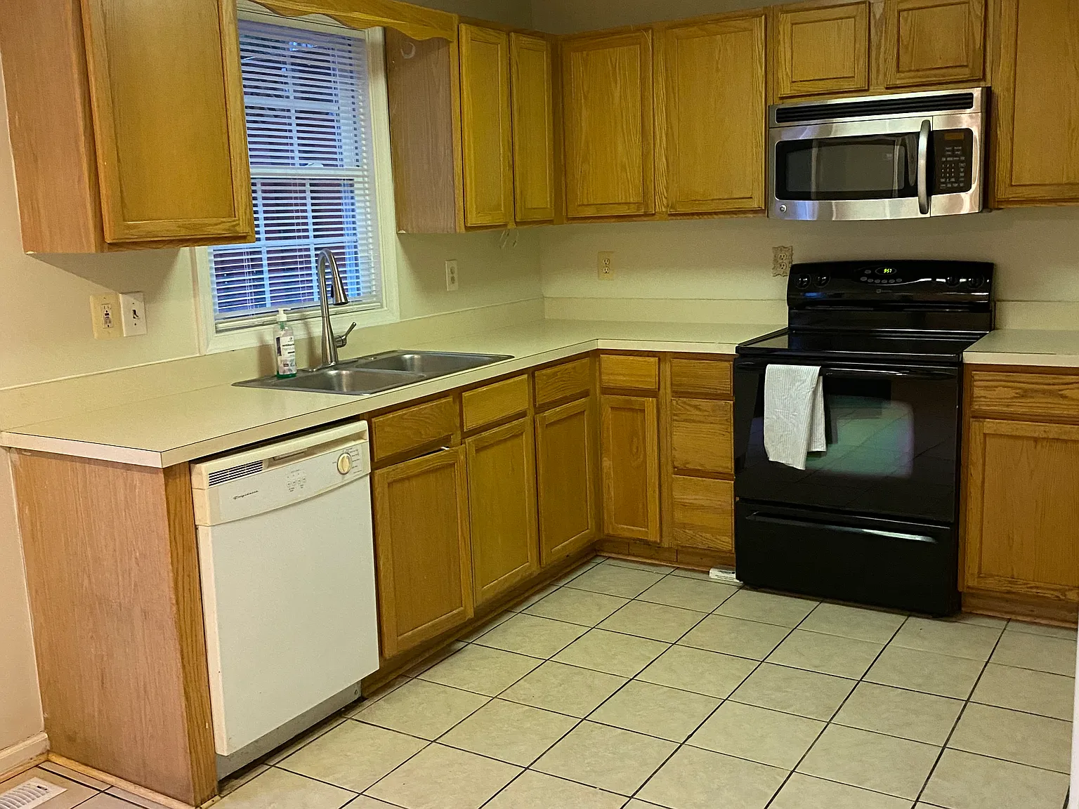 4 bed, 2.5 bath, 1556 sqft, $2,650 — Photo 2