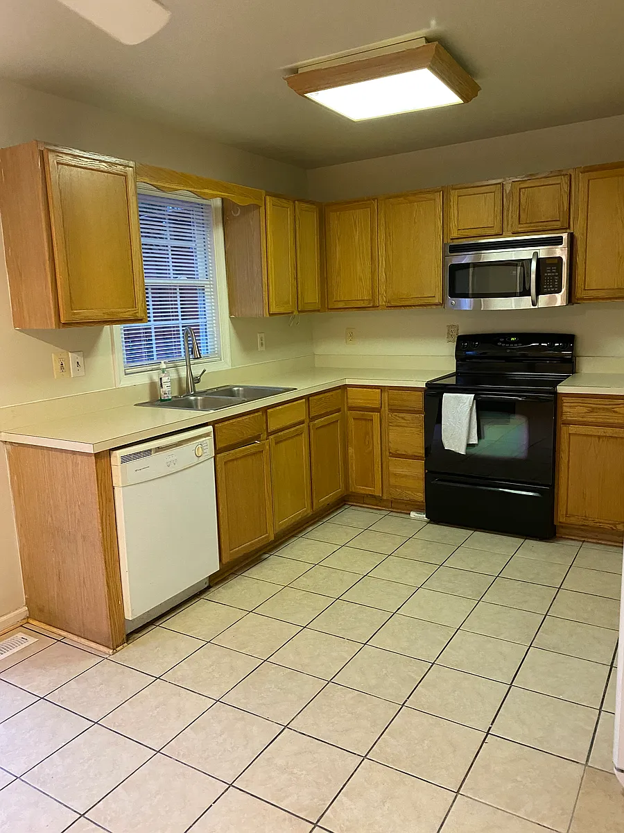 Building Photo - 5636 Crestwood Ct