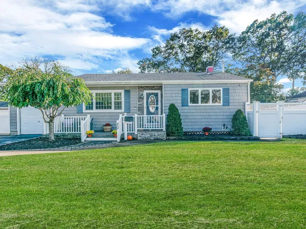 20 44th Street, Islip, NY 11751
