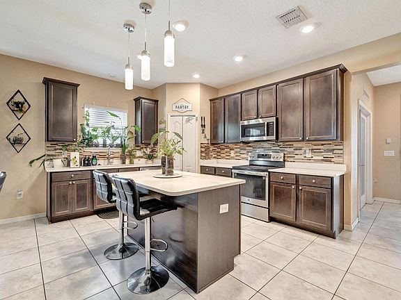 4th image of 899 SW Jaslo Avenue