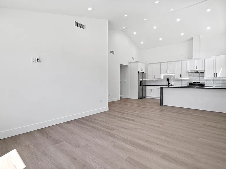 7906 Oakdale Ave — Photo 12