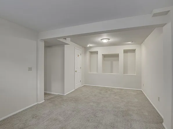 821 Valley Trails Dr, Villa Hills, KY 41017