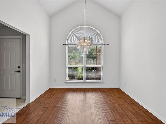 5th image of 333 Clairemore Cir
