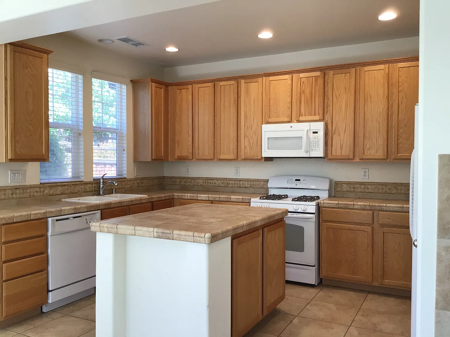 3 bed, 2.5 bath, 1761 sqft, $2,695 — Photo 2
