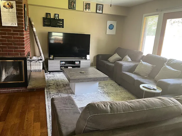 605 Park Valley Dr E — Photo 2