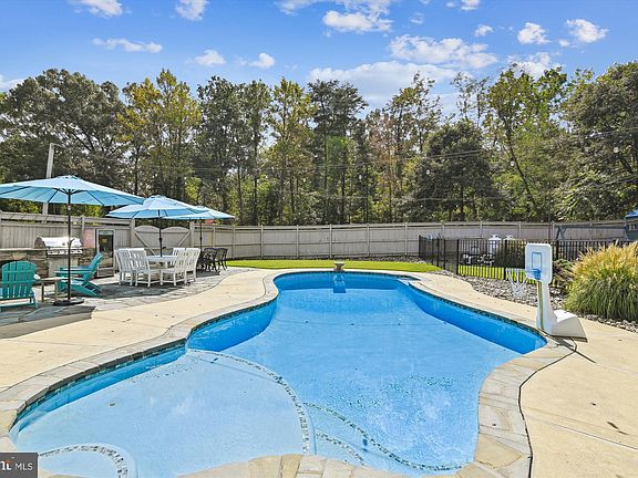 4th image of 450 Cloverdale Cir