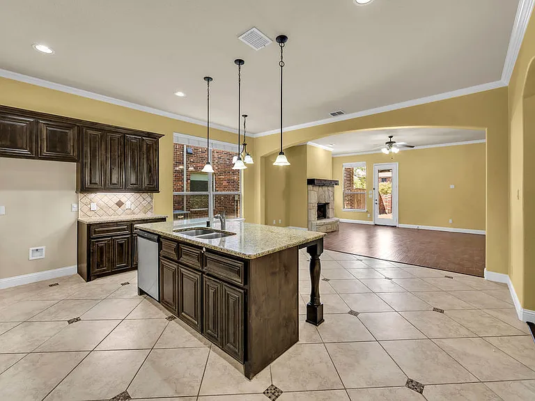 1721 Medina Ln — Photo 12