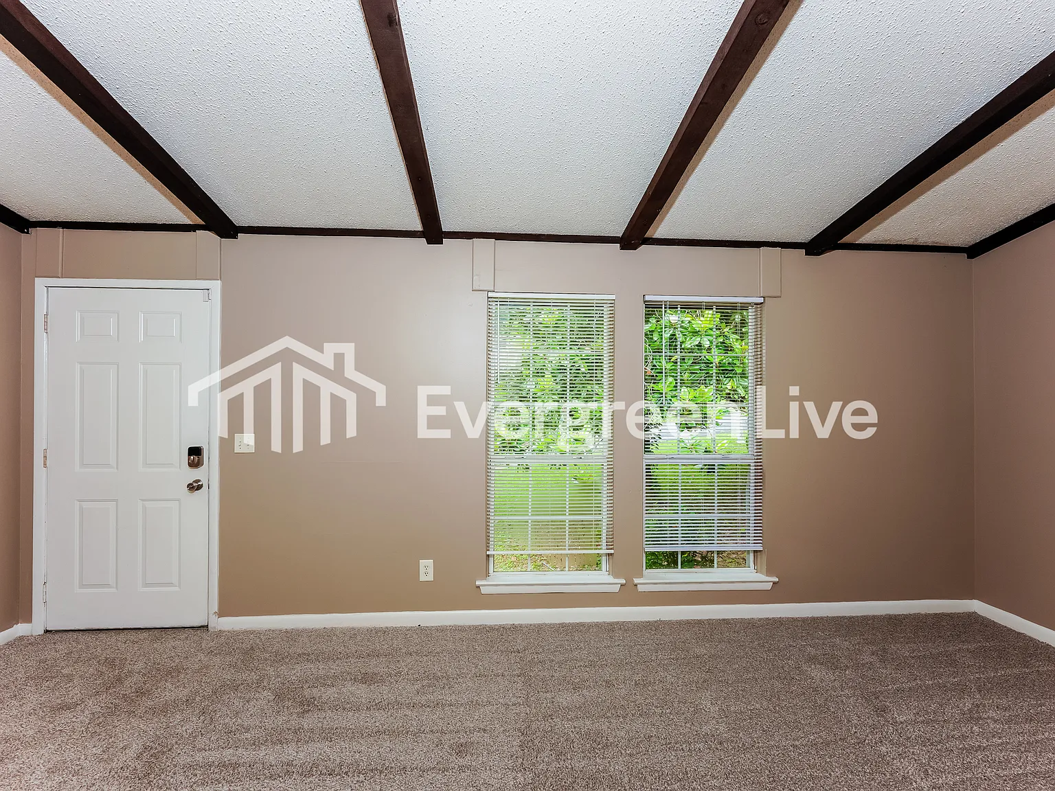 3 bed, 2.0 bath, 1645 sqft, $1,345 — Photo 3