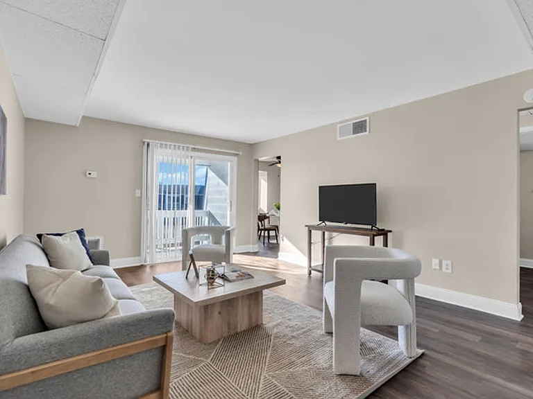 Chateau Apartments — Photo 9