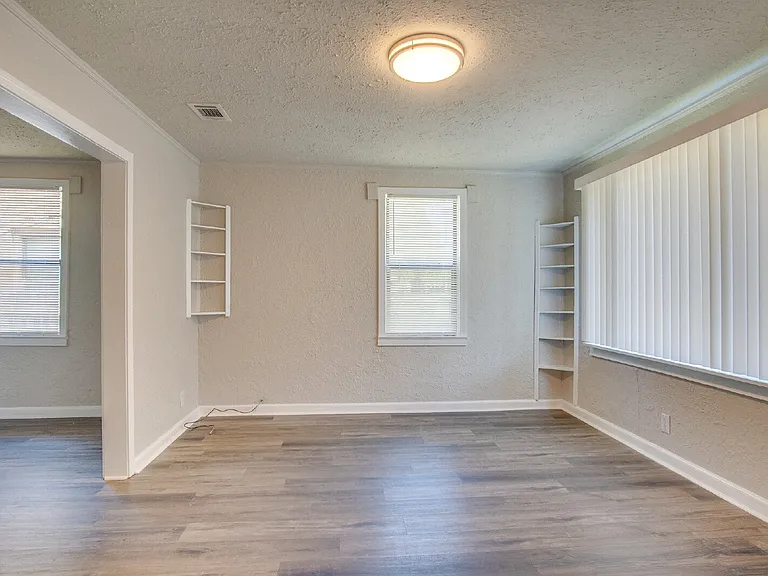 1016 W Maxwell St — Photo 2
