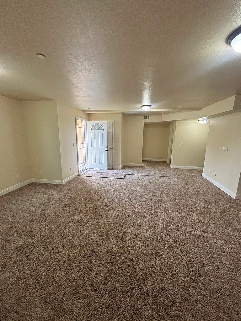 5 bed, 1923 sqft, $4,200 — Photo 3