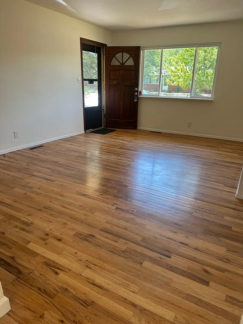 Spacious 3 Bedroom House with Garage and Large Yard! — Photo 2