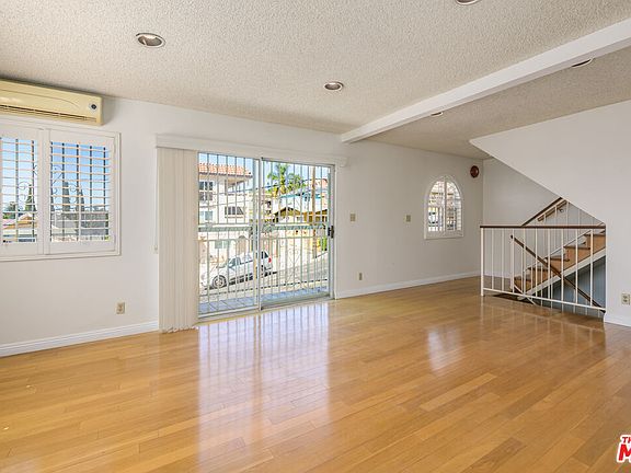 5th image of 936 Centennial St