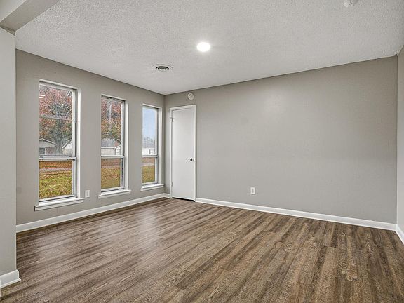 4th image of 819 Melody Ln
