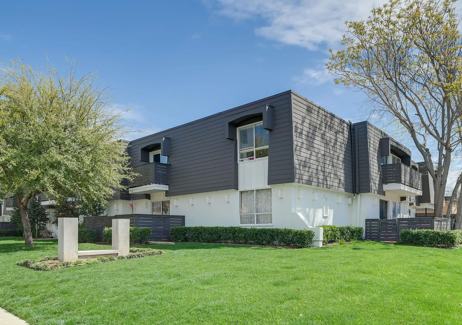 2808 Throckmorton St — Photo 4