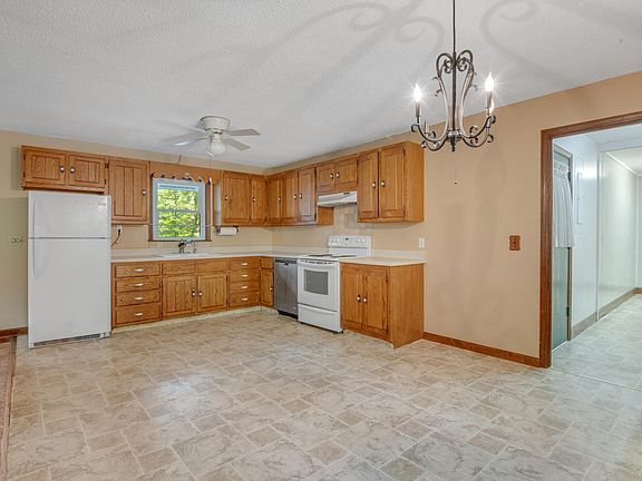 4th image of 440 Bishop Pond Rd