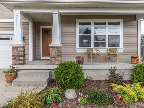 4th image of 1075 Oakwood Dr