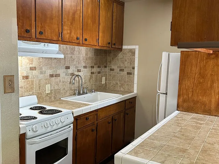 1148 W 7th St — Photo 3