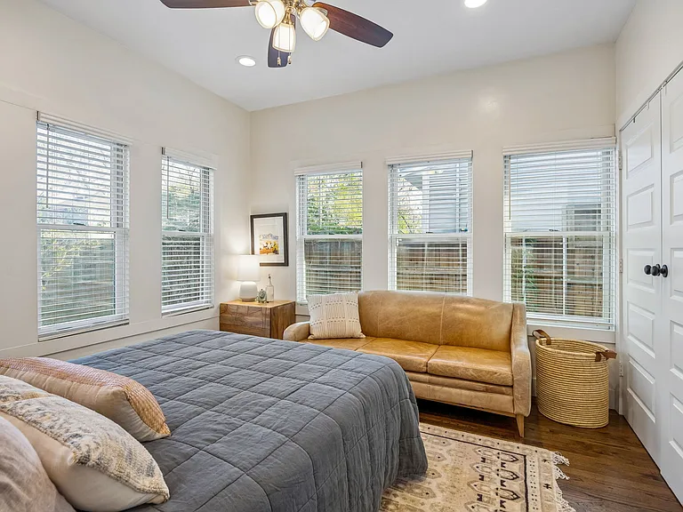 310 N Montclair Ave — Photo 25