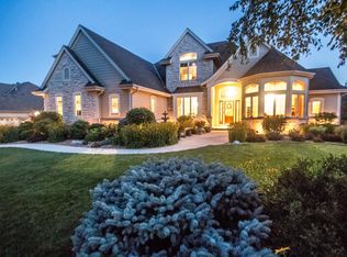 N52W21483 Taylors Woods Dr, Menomonee Falls, WI 53051