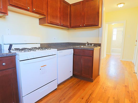 3rd image of 550 W Aldine Ave APT 3S