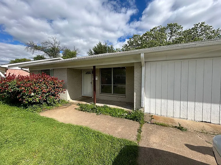 2750 Ridgewood St — Photo 2