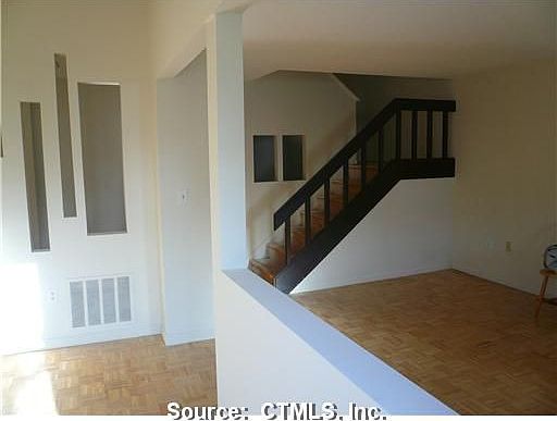 5th image of 33 Monticello Dr