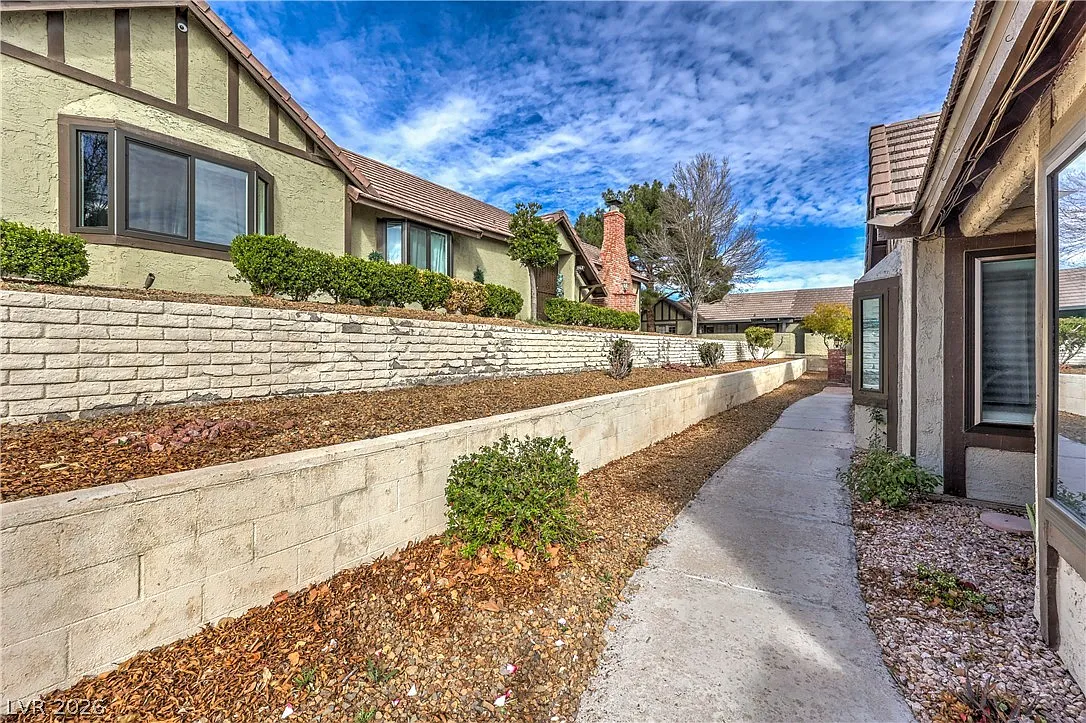 3 bed, 2.5 bath, 2305 sqft, $2,100 — Photo 3