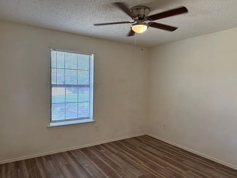 716 Woodland Ct — Photo 11