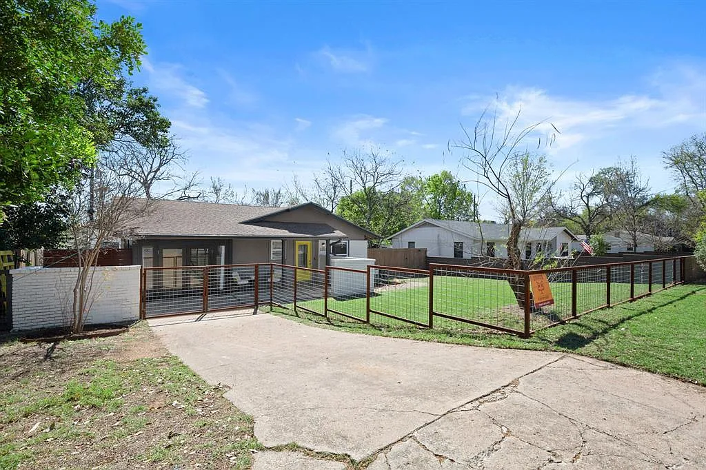 Building Photo - 3203 S Oak Dr