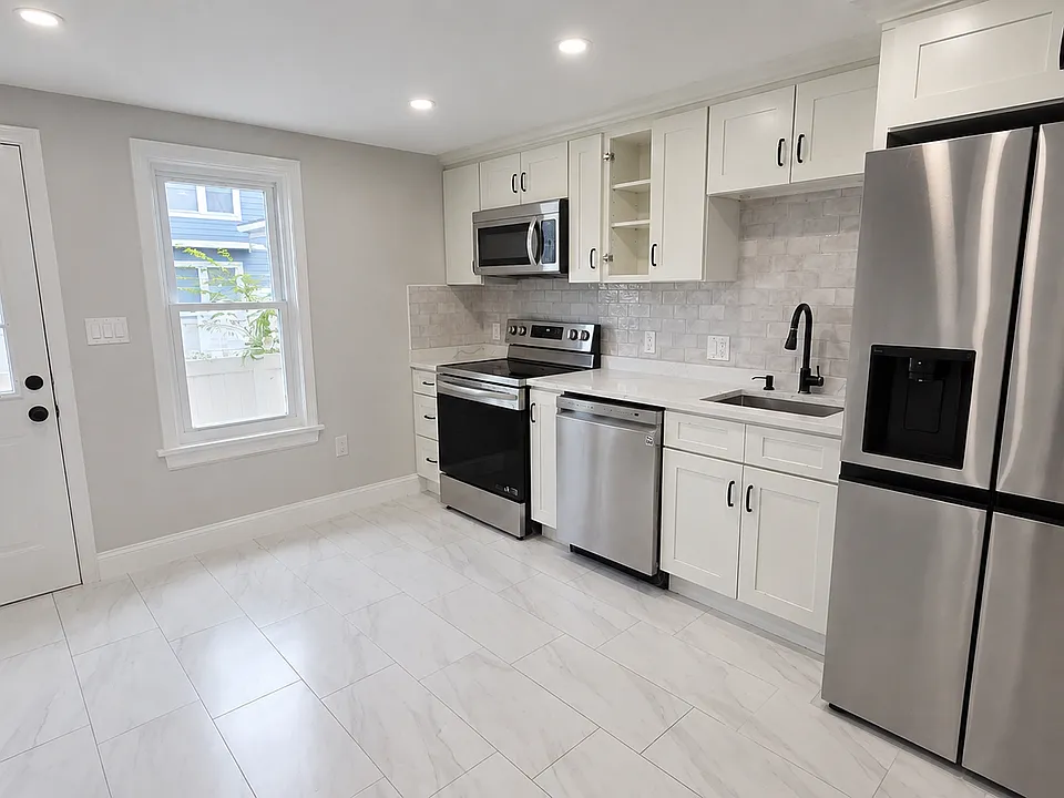 90 Light St #15