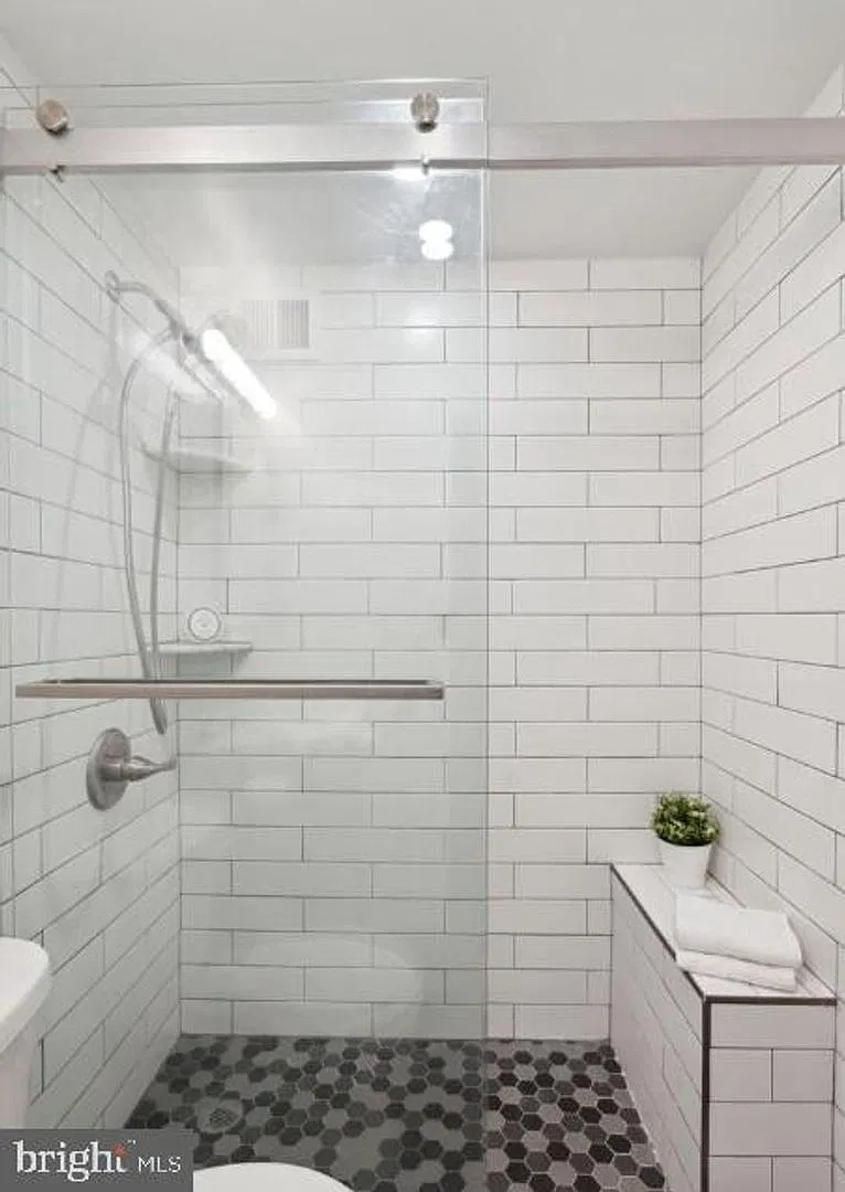 Beautiful studio apartment available at Riverwest condominium 2101 Chestnut St — Photo 4