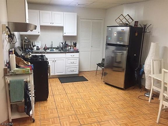 4th image of 559 Newark Ave