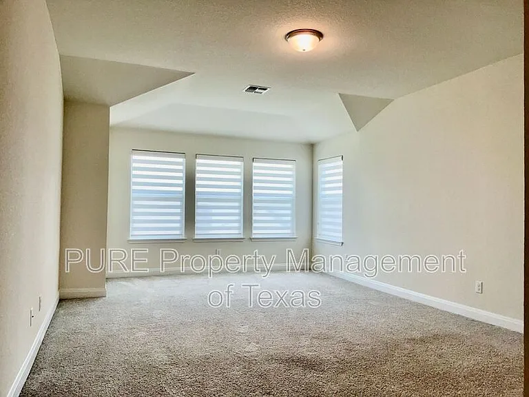 1008 Brenham Ln — Photo 17