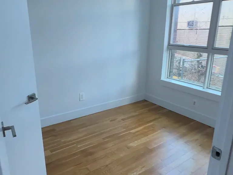 2028 Davidson Ave #1B — Photo 2
