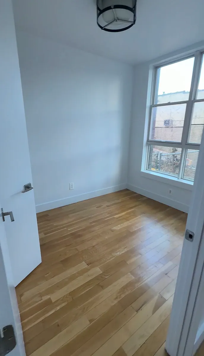 Building Photo - 2028 Davidson Ave #1B