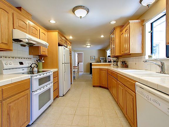 4th image of 2320 NE 191st St