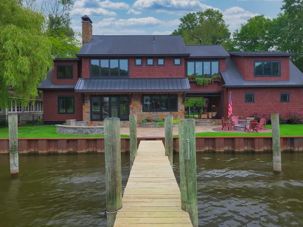 852 Newnham St, Saugatuck, MI 49453