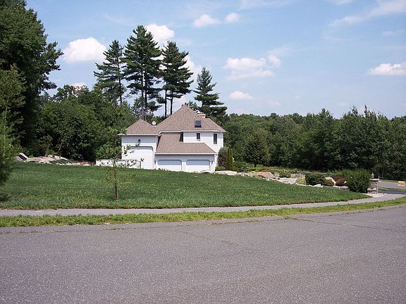 LARGE PRIVATE LOT !!