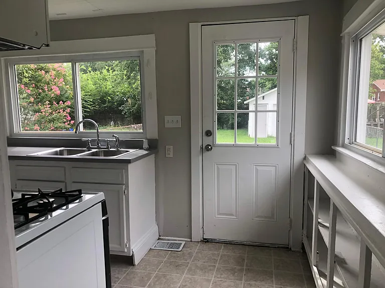 708 Inverness Ave — Photo 10