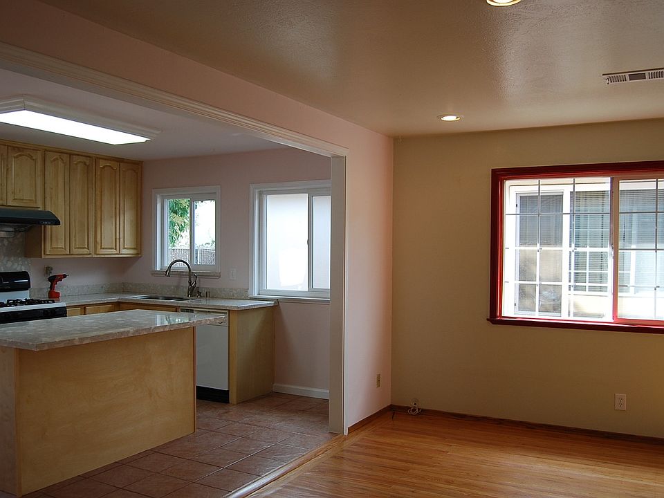 2nd image of 910 S Delaware St