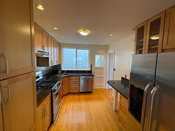 3rd image of 815 Corbett Ave