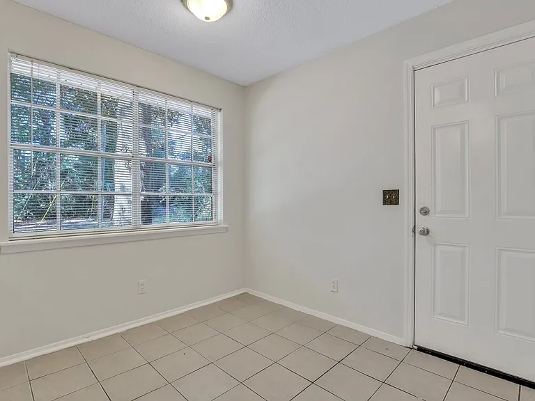 423 Edgewater Rd — Photo 9
